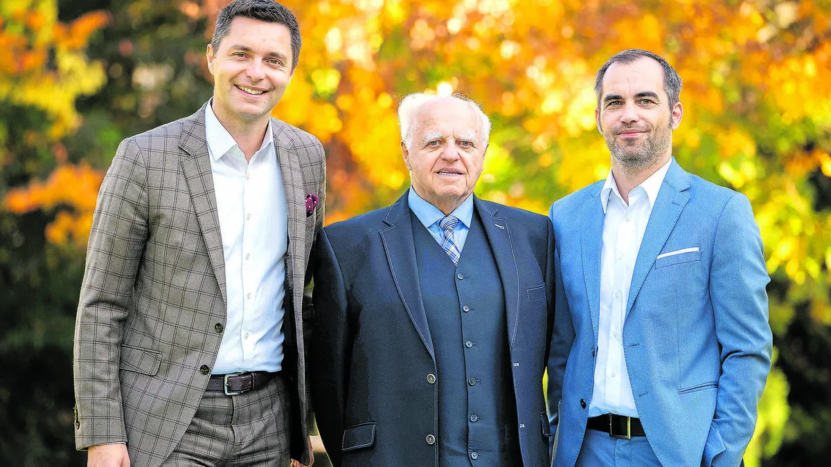 Stefan, Günther und Gerald Friedrich freuen sich über die Karrieren "ihrer" Absolventinnen und Absolventen