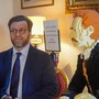 Schlossbesitzer Dimitri von Thurn und Taxis mit der Legoversion von Dichter Rainer Maria Rilke