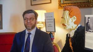 Schlossbesitzer Dimitri von Thurn und Taxis mit der Legoversion von Dichter Rainer Maria Rilke