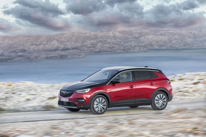 Das größte SUV der Rüsselsheimer verbindet die Kraft eines 1,6-Liter-Turbobenziners und die zweier Elektromotoren zu einer Systemleistung von bis zu 300 PS: Genauer gesagt liefert der Vierzylinder 200 PS und die Elektromotoren spulen 80 kW (109 PS) ab.