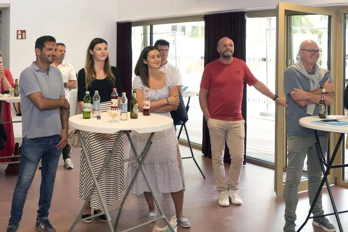 Die Ausstellung präsentiert ausgezeichnete Baukultur aus der Steiermark – darunter auch den Bildungscampus selbst, der 2024 als eines von elf Projekten mit der begehrten GerambRose prämiert wurde.