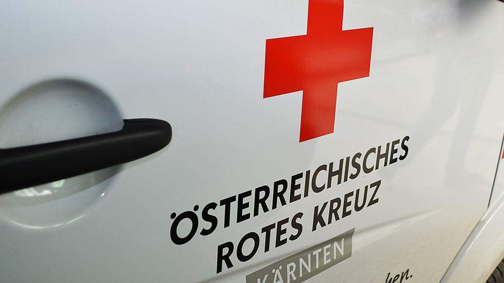 Die Rettung lieferte den verletzten Zimmermann ins UKH Klagenfurt ein