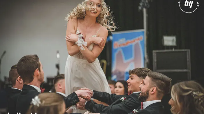 Alles andere als Dunkel war der Maturaball der HLW Krieglach. Im farbenfroh geschmückten VAZ wurde fröhlich und ausgelassen gefeiert. Bei der fulminanten Polonais erstrahlte die Gesichter der Gäste. Ein unvergesslicher Abend. Klicken Sie sich durch!