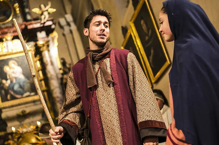 Josef und Maria sollen nach Bethlehemgehen, denn dort ist Josef geboren. Sie packen das Nötigste und machen sich auf den Weg. Für Maria ist es sehr anstrengend, weil sie bald ein Kind bekommen wird, aber nirgends ist eine Stadt zu sehen.