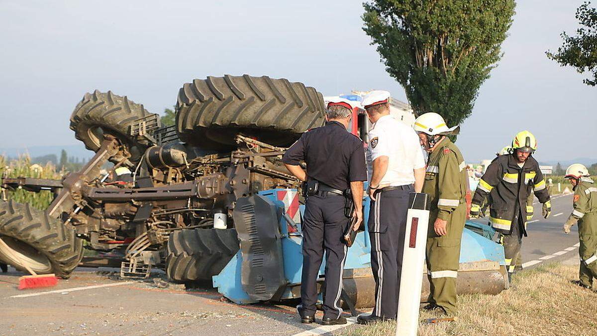 Der Traktor stürzte bei der Kollision um