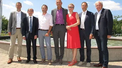 Vertreter von "Vienna House" und der Thermeneigentümer unterschrieben den Kaufvertrag