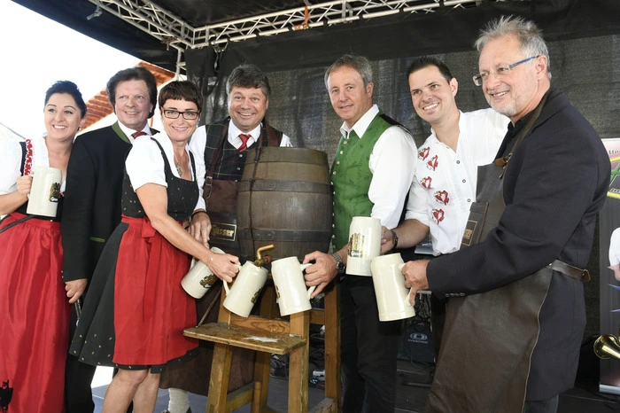 Das Bierfaß ist angeschlagen, der Spittaler Kirchtag ist eröffnet. Durch Bürgermeister Gerhard Pirih, Landeshauptmann-Stellvertreterin Beate Prettner, Kirchtagsorganisator Willi Koch, Landtagsabgeordneter Ferdinand Hueter, Kirchtagslader Michael Koch und Dechant Ernst Windbichler.