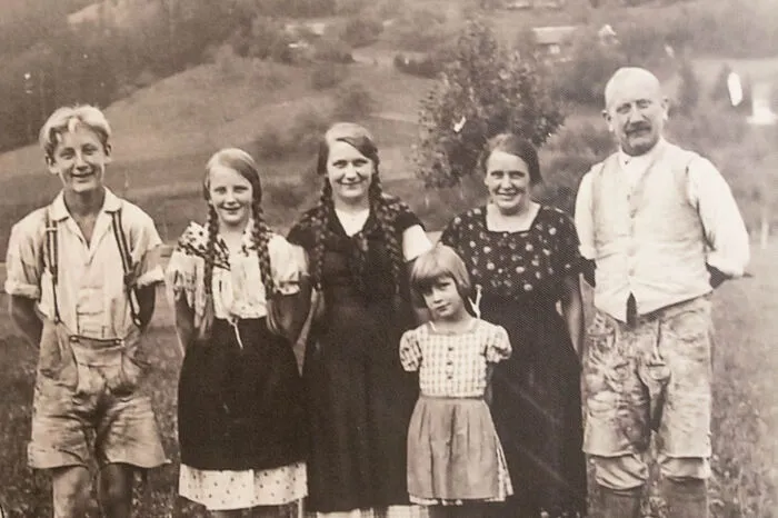 Familienfoto: Franz Holzerbauer sen. mit Schwestern und Eltern