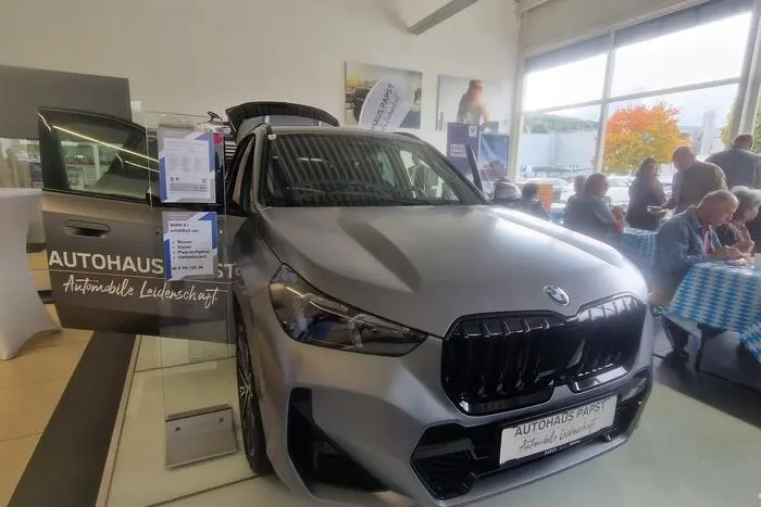Und natürlich standen auch die neuesten Automobile im Blickpunkt, etwa der BMW iX3, der absoluter Blickfang und Lieblingsfotomotiv der Gäste war.