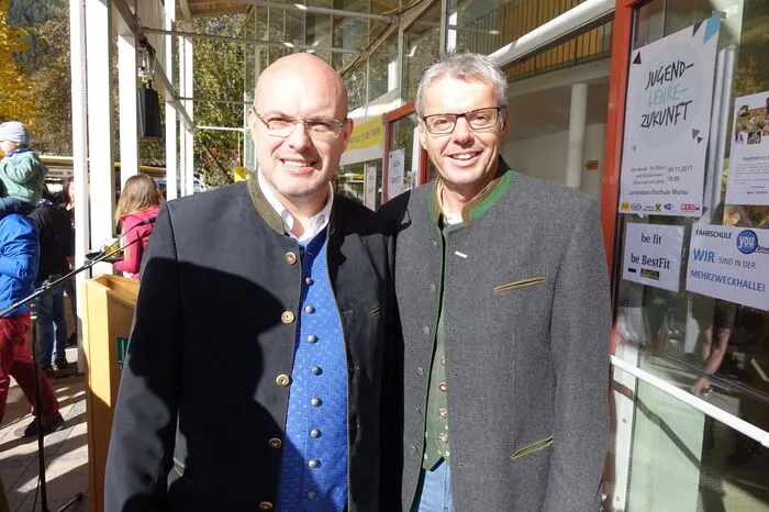 ... darunter Vertreter aus Wirtschaft ...