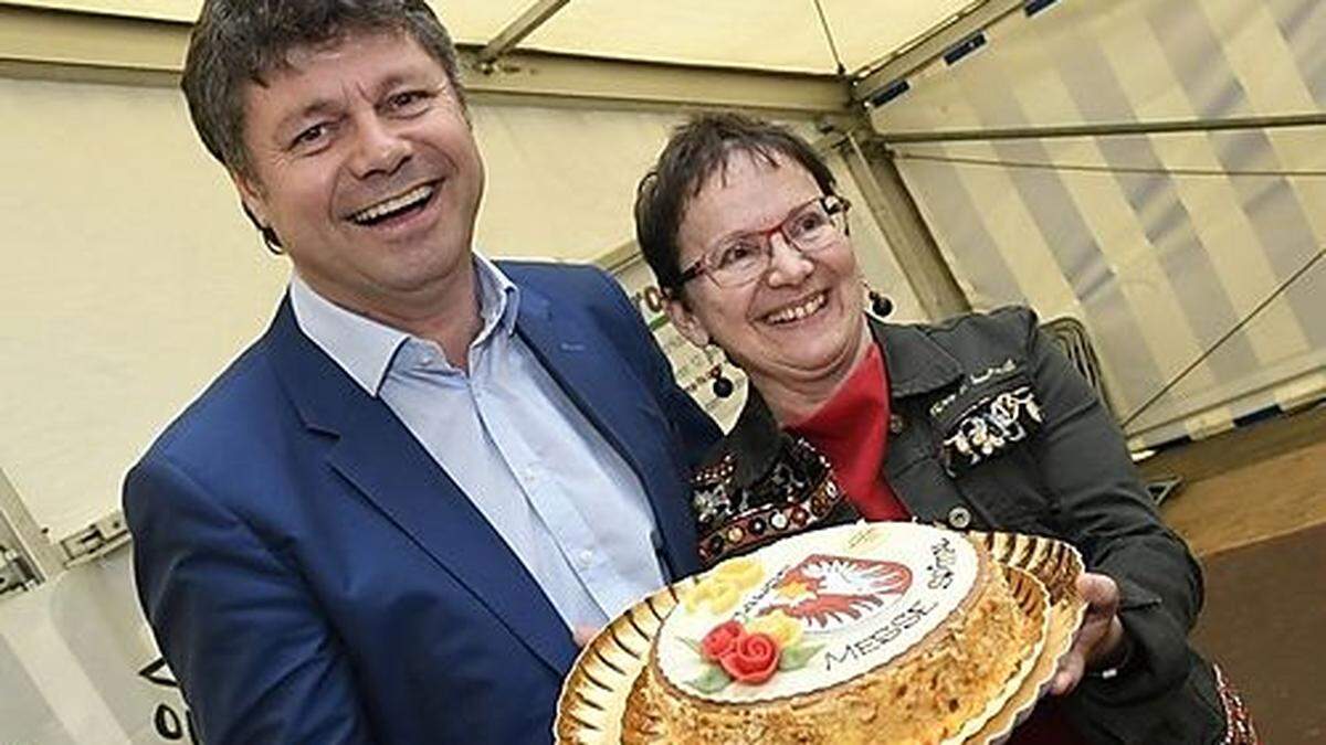 Bürgermeister Gerhard Pirih überreichte Esther Auer (Orion Messem) eine Torte mit dem Stadtwappen