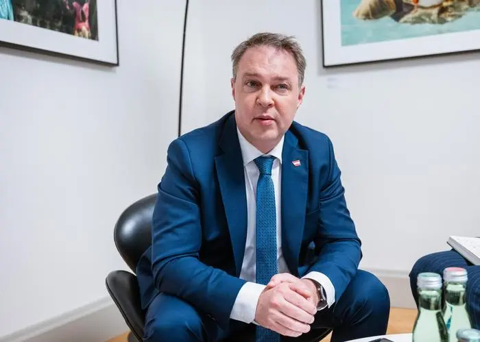 Kann der Bund einspringen kann, um Förderungskürzungen wettzumachen? Babler: „So linear wird das nicht laufen können.“