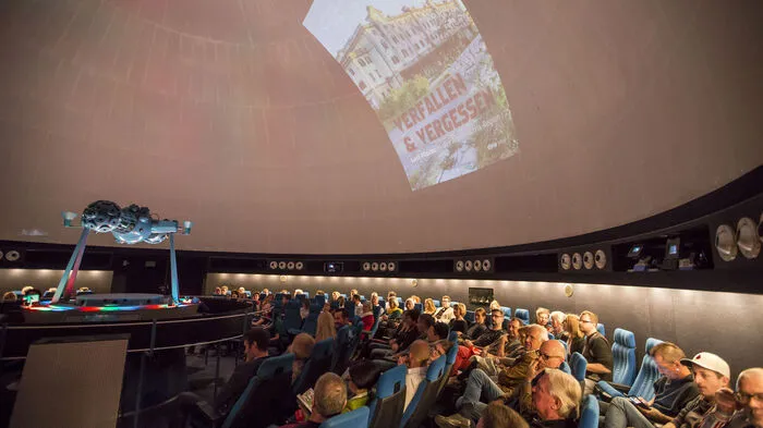Am Donnerstag wurde das druckfrische Buch im Planetarium Klagenfurt präsentiert.