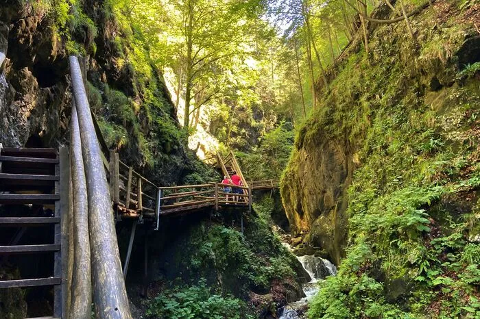 In der längsten begehbaren Klamm Oberösterreichs, die nach dem ehemaligen Gemeindearzt von Spital/Phyrn benannt ist, findet man an heißen Tagen ein kühles Fleckerl. 10 Minuten hinter der Klamm kehrt man in die Bosruckhütte ein, die mit einem hervorragenden Schweinsbraten aufwartet – wenn er durchs zu späte Loswandern nicht schon ausverkauft ist.