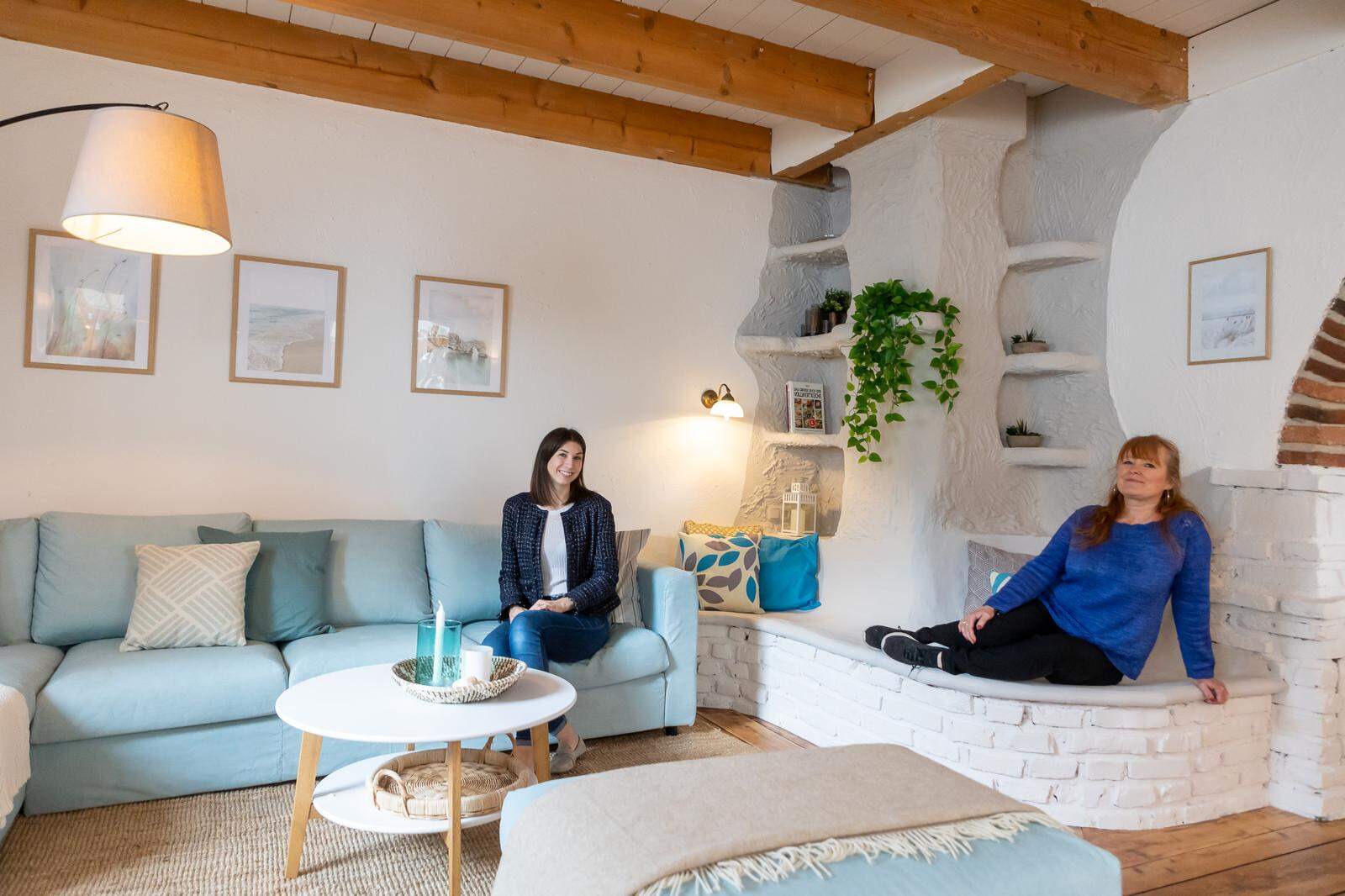 Einrichtungsberaterin Katharina Wallner mit Sigrid Pichler im neuen Wohnzimmer