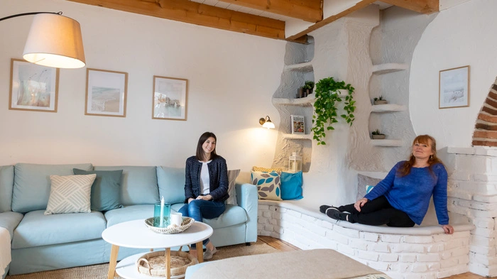 Einrichtungsberaterin Katharina Wallner mit Sigrid Pichler im neuen Wohnzimmer