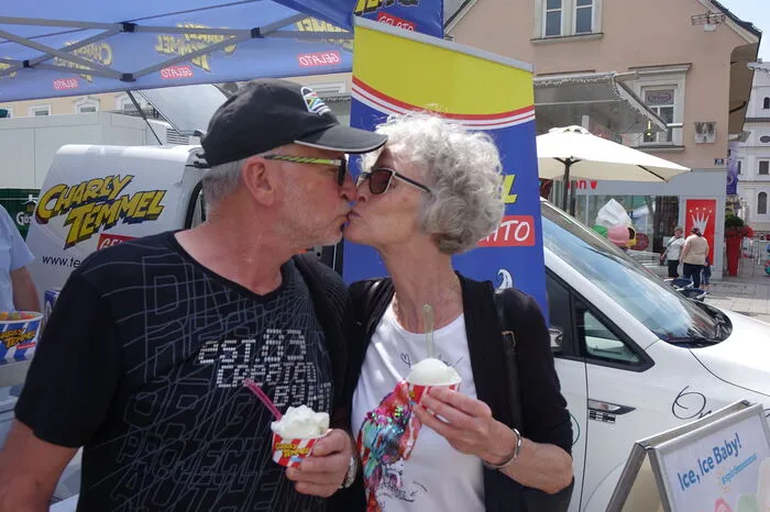 "Das schmeckt aber super, das Zitroneneis ist richtig erfrischend, perfekt bei diesen Temperaturen", so eine der vielen Besucher am Hauptplatz. 