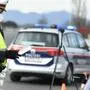 ABD0014_20210313 - WIENER NEUSTADT - ÖSTERREICH: Eine Ausreisekontrolle der Polizei am Samstag, 13. März 2021, in Wiener Neustadt. In Wiener Neustadt haben am Samstag die Corona-bedingten Ausreisekontrollen begonnen. Die Polizei kontrolliert an den Ausfahrten der Stadt und am Bahnhof stichprobenartig das Vorliegen eines negativen Tests. Liegt ein solcher nicht vor, wird man aufgefordert, einen Test in einer der Teststraßen zu machen. Die Testkapazitäten wurden eigens auf 15.000 täglich hochgefahren. - FOTO: APA/ROBERT JAEGER