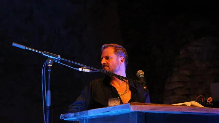 Gemeinsam mit den Musikern Fritz Rainer, Hanns Clasen und Peter Heftberger präsentierte Philipp Hochmair, weithin bekannt etwa aus seiner Rolle des „Jedermann“, in der ausverkauften Burgruine Obervoitsberg „Der Hagestolz“ von Adalbert Stifter.