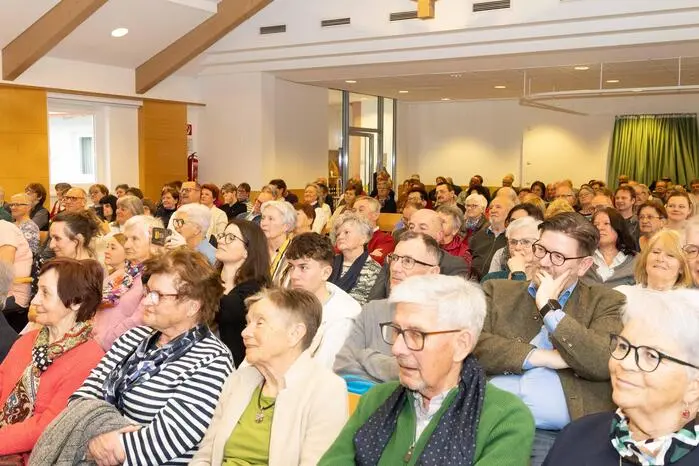 Bürgermeister Philipp Hirzberger sowie der Regionsobmann des Chorverbandes Steiermark, David Teubl, nahmen diese vor und würdigten das Engagement und die langjährige Arbeit im Dienste der Chormusik. Unter den Geehrten befanden sich unter anderem Chorleiterin Margret Kulmer sowie Moderator Karl Gartlgruber.