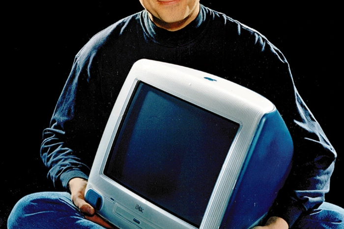 1985 kommt es zum Zerwürfnis zwischen Steve Jobs und John Sculley, Jobs verlässt Apple, das Unternehmen schlittert in die Krise. Mit dem Schreibtischcomputer iMac knüpfte Jobs 1998 - bald nach seiner Rückkehr zu Apple - an ältere Vorbilder an, die Rechner und Bildschirm in einem einzigen Gerät integrierten.
