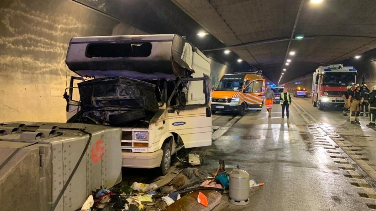 Der Motor des Wohnmobils fing Feuer. Die Ursache ist noch unbekannt