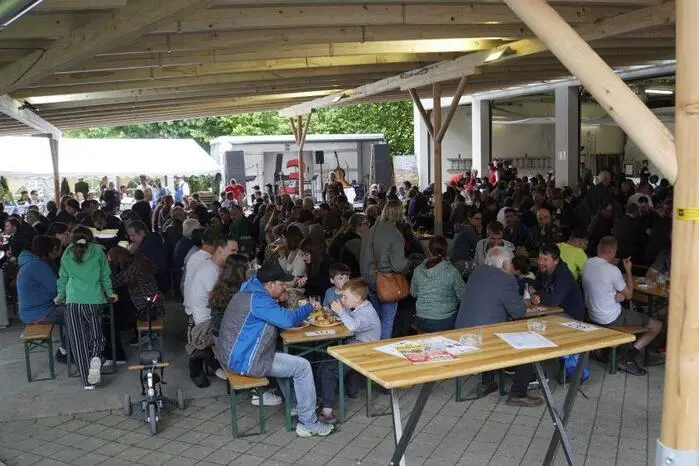 Mitgefeiert haben zahlreiche Besucherinnen und Besucher.