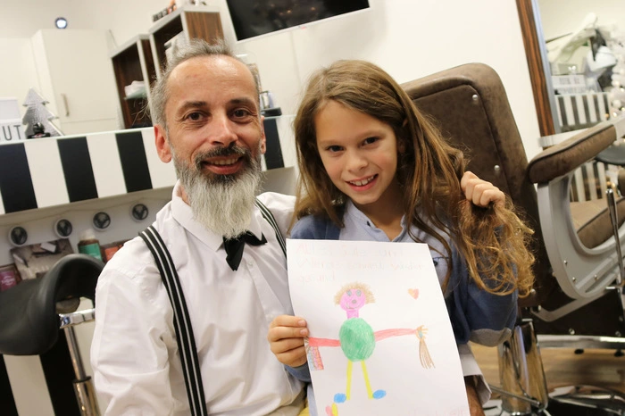 Aus ihren langen Haaren werden Perücken für krebskranke Kinder entstehen.