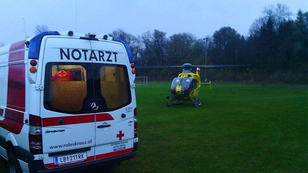 Der Verletzte wurde von Rettung und Notarzt versorgt und mit dem Hubschrauber ins LKH Graz geflogen 