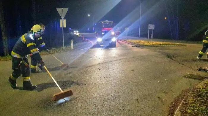 Zwei Verletzte und zwei Autos mit Totaschaden ist die Bilanz des Auffahrunfalls bei Weiz. Die Stadtfeuerwehr Weiz war mit sieben Mann beim Einsatz an der Unfallstelle. Klicken Sie sich durch die Bilder.