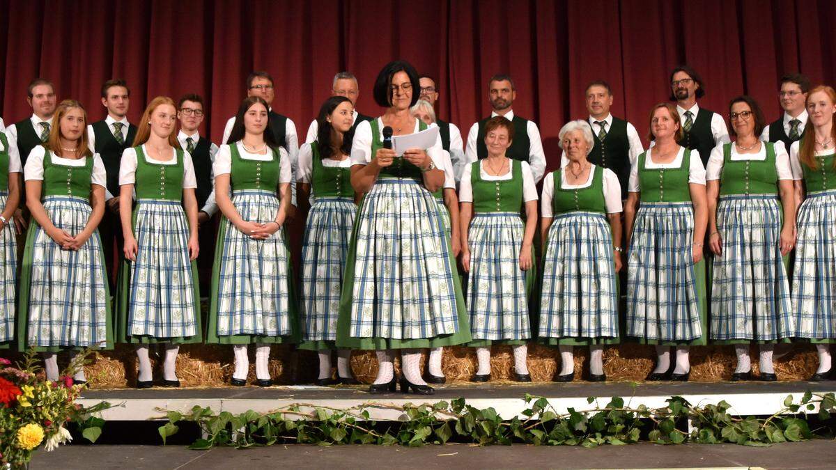 Die Sängerrunde Pöllau im neuen G'wand -  die Begeisterung war enorm