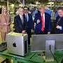 Tim Cook und Donald Trump in der Apple-Fertigung