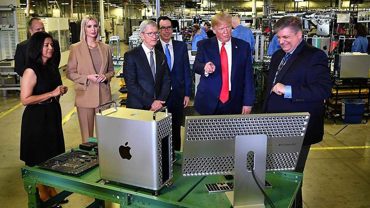Tim Cook und Donald Trump in der Apple-Fertigung