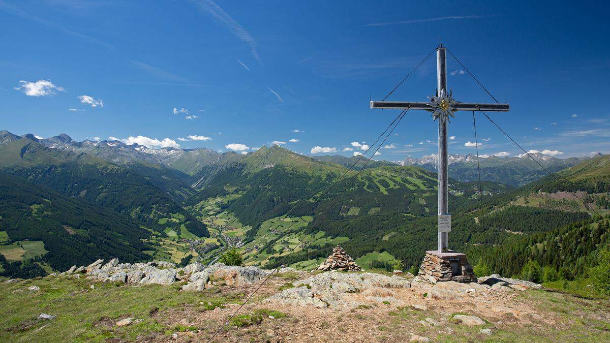 Das Gipfelkreuz am Krametbichl ist von Weitem zu erkennen