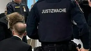 Der Angeklagte (l.) beim Prozess im Wiener Straflandesgericht. Er soll nach einer Lärmbeschwerde seinen Nachbarn erschossen haben