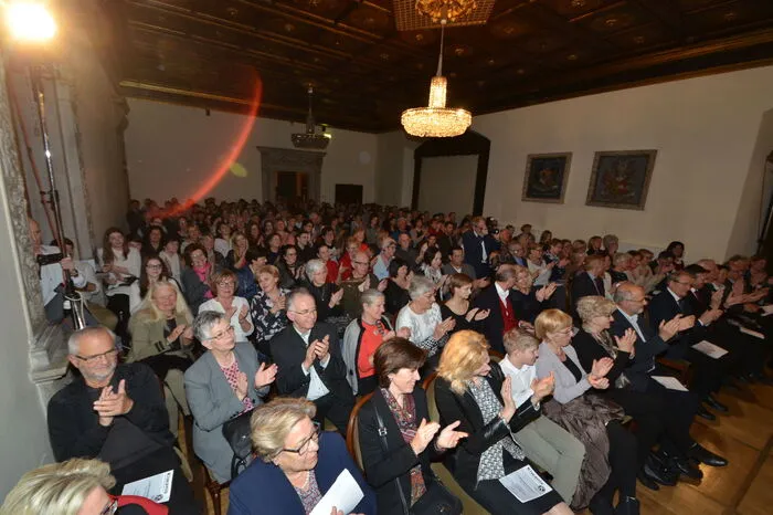 . . . konnte dabei derart viele Besucher begrüßen, sodass der Ahnensaal im Schloss Porcia zu klein war.