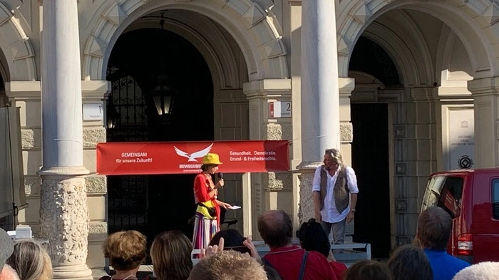 Rund 400 Corona-Skeptiker, Masken- und Impfgegner lauschten beim Fest für Freiheit in Graz am Samstag dem umstrittenen Ausseer Arzt Peer Eifler. Klicken Sie sich durch die BIlder.
