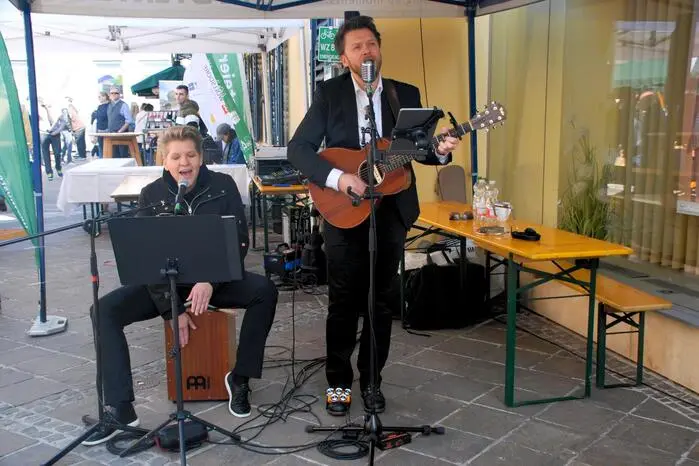 Für die stimmungsvolle musikalische Begleitung auf dem Südtiroler-Platz sorgte das Duo „The Easy Way“.