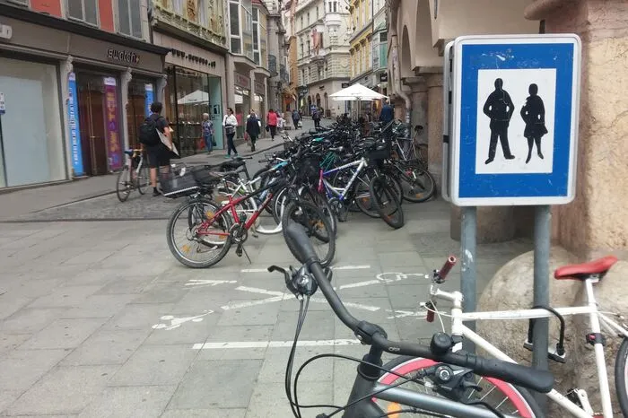 Die Problemstelle am Beginn der Sporgasse wurde durch Markierungen halbwegs in den Griff bekommen...