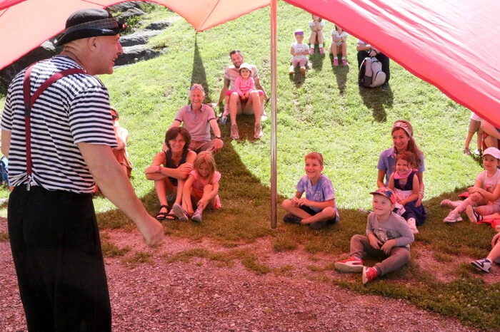 Zauberer Magic Klaus (Foto) sorgte im Burghof für Begeisterung. 