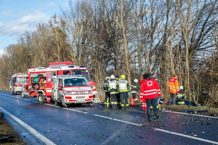 Die schwer verletzte Lenkerin des anderen Fahrzeuges wurde durch Rettungssanitäter der Feuerwehr Mooskirchen erstversorgt und vom Rettungshubschrauber C 12 ins Spital geflogen.