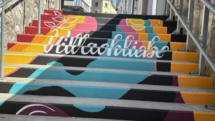 Eine bunt gestaltete Treppe zeigt den Schriftzug „Villachliebe“