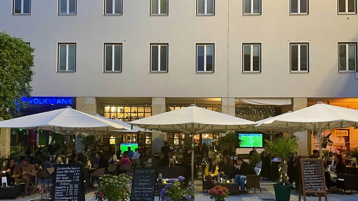 Voller Gastgarten im Rathaus Cafe in Villach zum Auftakt der EM. 