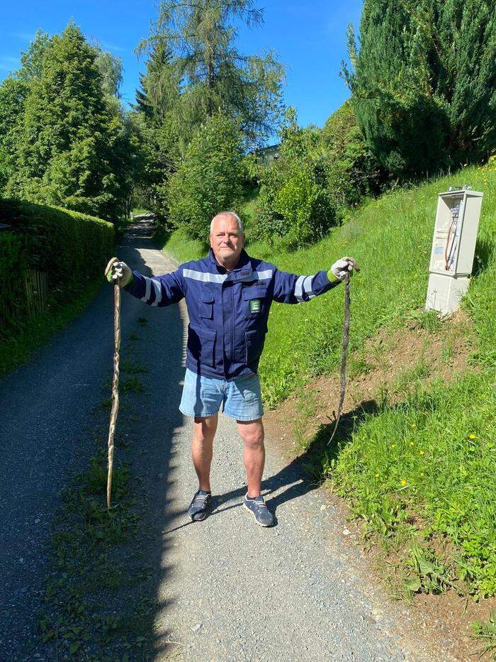 Gerhard Oswald mit den zwei toten Exemplaren