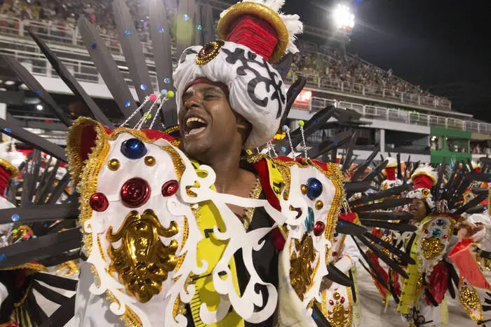 Doch schon in den ersten Stunden des Festes tanzten viele Menschen verkleidet in Brasilien. 