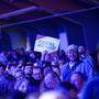 FPÖ-Fans mit „Kickl, wer sonst“-Schild | Kickl, wer sonst: Der FPÖ-Chef ist nicht nur bei seinen treuesten Fans allgegenwärtig