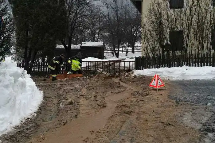 Schlamm- und Dreckmassen, nachdem der Schneefall am Sonntag in Regen übergegangen war.