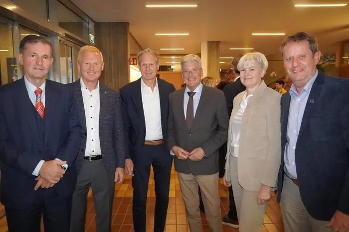 Bezirkshauptmann Klaus Brandner, AMS-Chef Johann Oberlerchner, der ehemalige Landesschulratspräsident Rudolf Altersberger, Landeshauptmann Peter Kaiser, Schulqualitätsmanagerin
Reiter Helga und Seebodens Bürgermeister Thomas Schäfauer