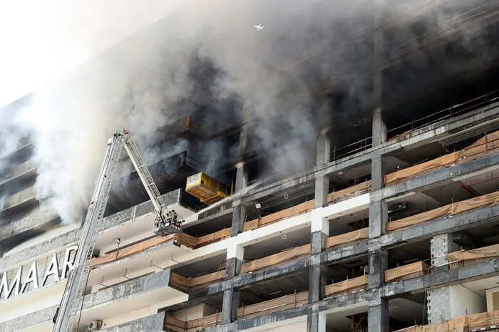 Umliegende Straßen wurden für den Verkehr gesperrt. Hubschrauber kreisten über der Unglücksstelle. Es stieg dichter schwarzer Rauch auf. Nach Behördenangaben brachte die Feuerwehr den Brand schließlich unter Kontrolle. An dem Einsatz waren auch zahlreiche Einheiten des Zivilschutzes beteiligt.  