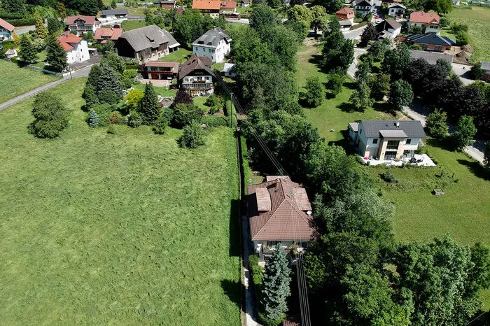 Entlang der Baumgruppe verläuft der Mühlbach, der über die Ufer trat.